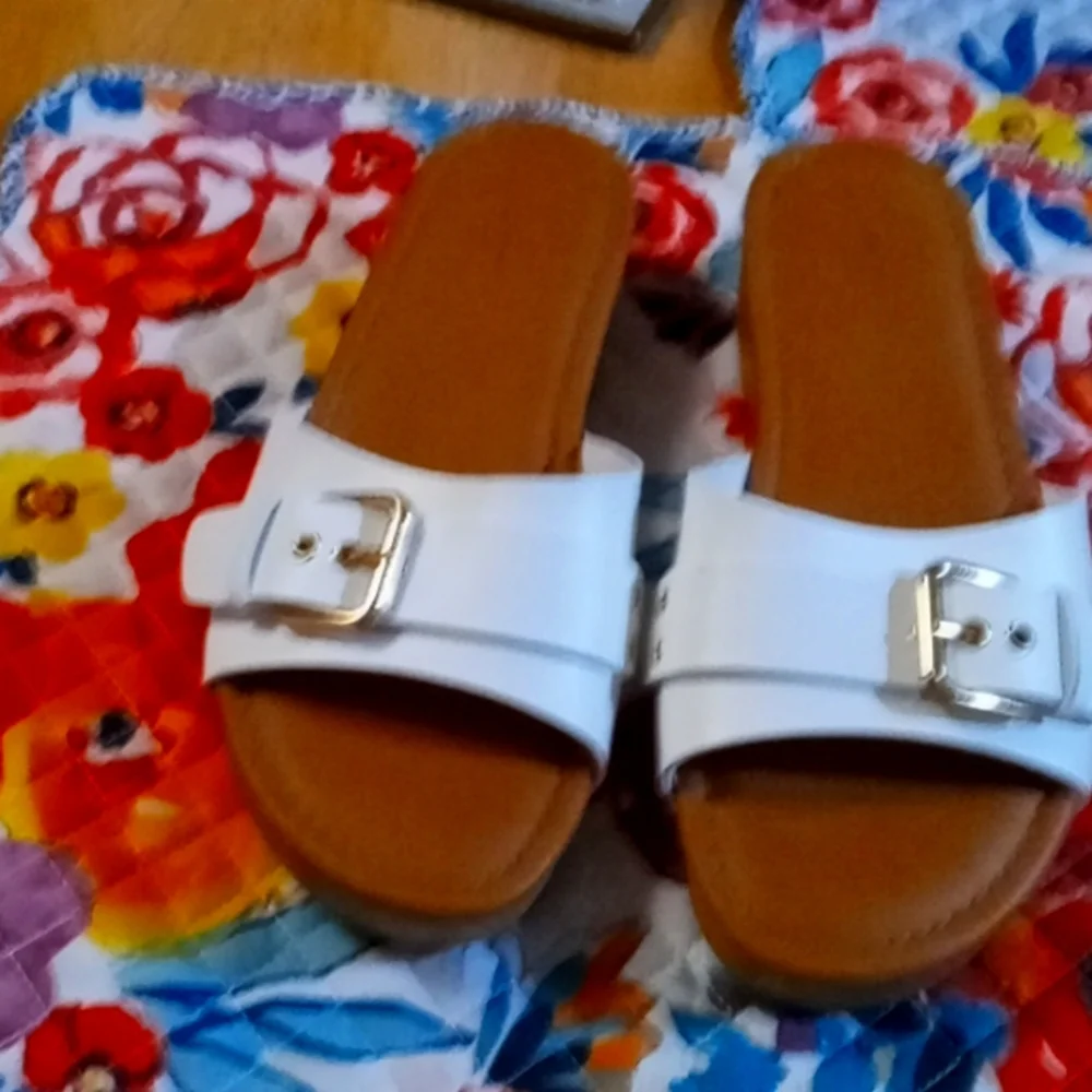 Sandles - Picture 1 of 3